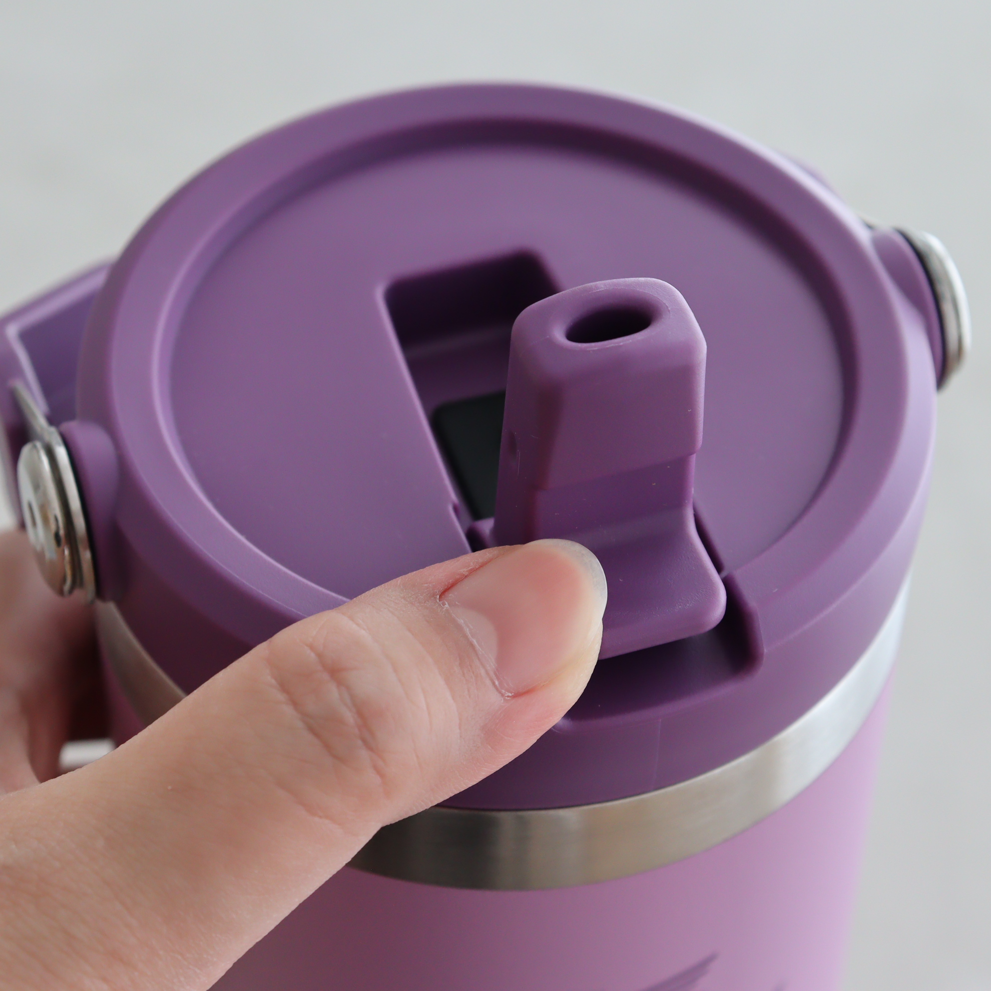 ストロー内蔵でさっと飲める