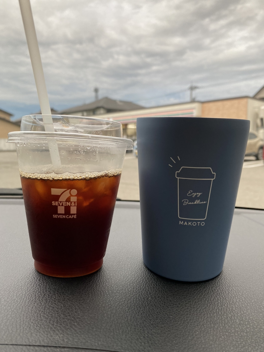 コンビニコーヒーとタンブラー