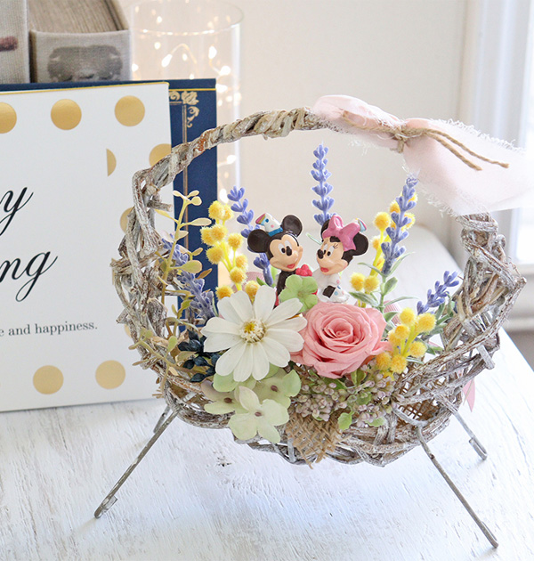 ナチュラルなバスケットに華やかなアレンジ「ずっとふたりで寄り添ってね♪お幸せに♪」 そんなあなたの気持ちを込めて・・・