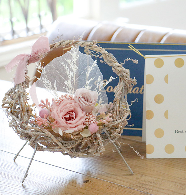 幸せの象徴「シンデレラ」アレンジをケースに入れてお届けする電報