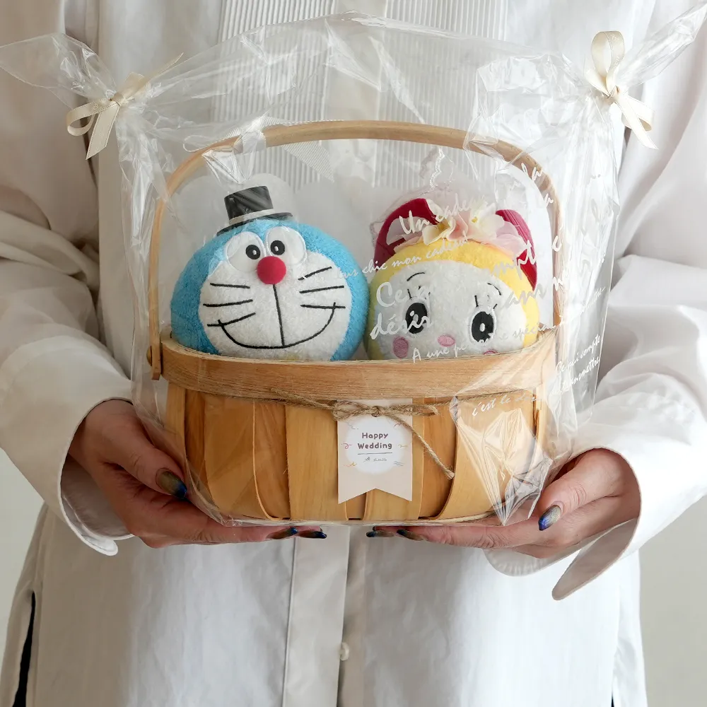 【結婚式 電報 ギフト】ドラえもんウェディングドールバスケット　手に持った感じ