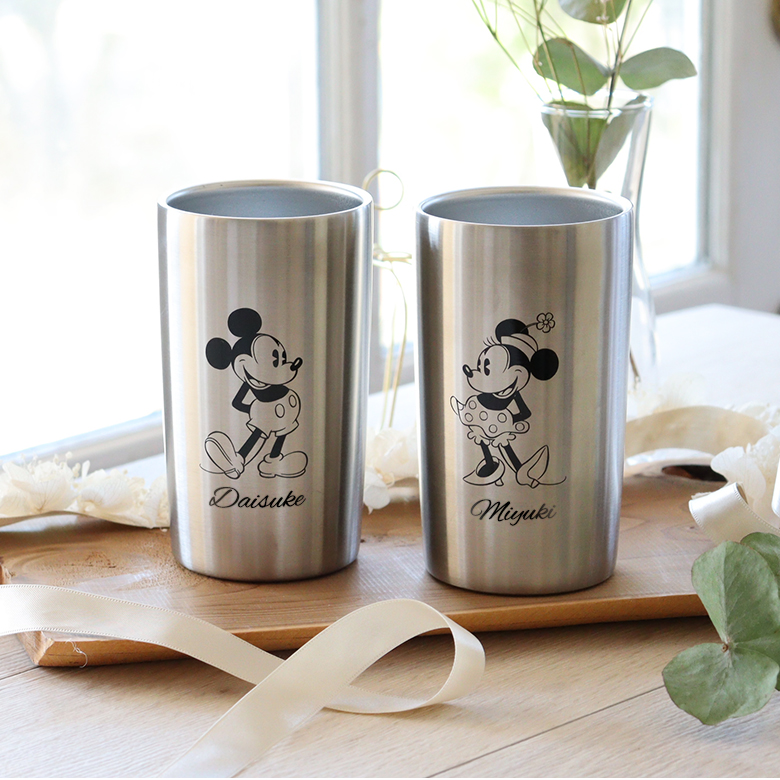 ミッキーとミニーが向かい合うデザインがキュートな名前入りタンブラー