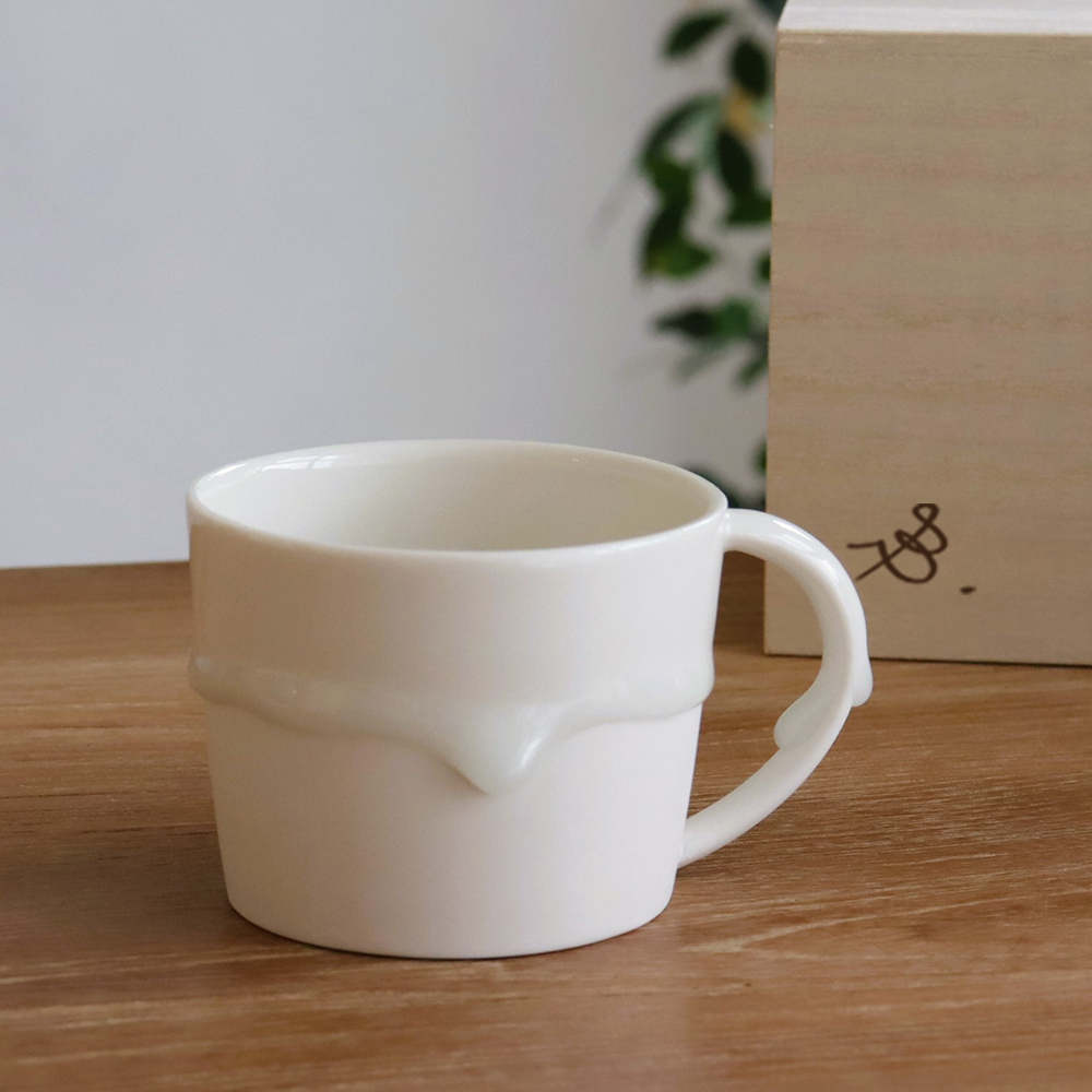 釉薬がたらりと垂れる姿が美しい白い融点シリーズのコーヒーカップ