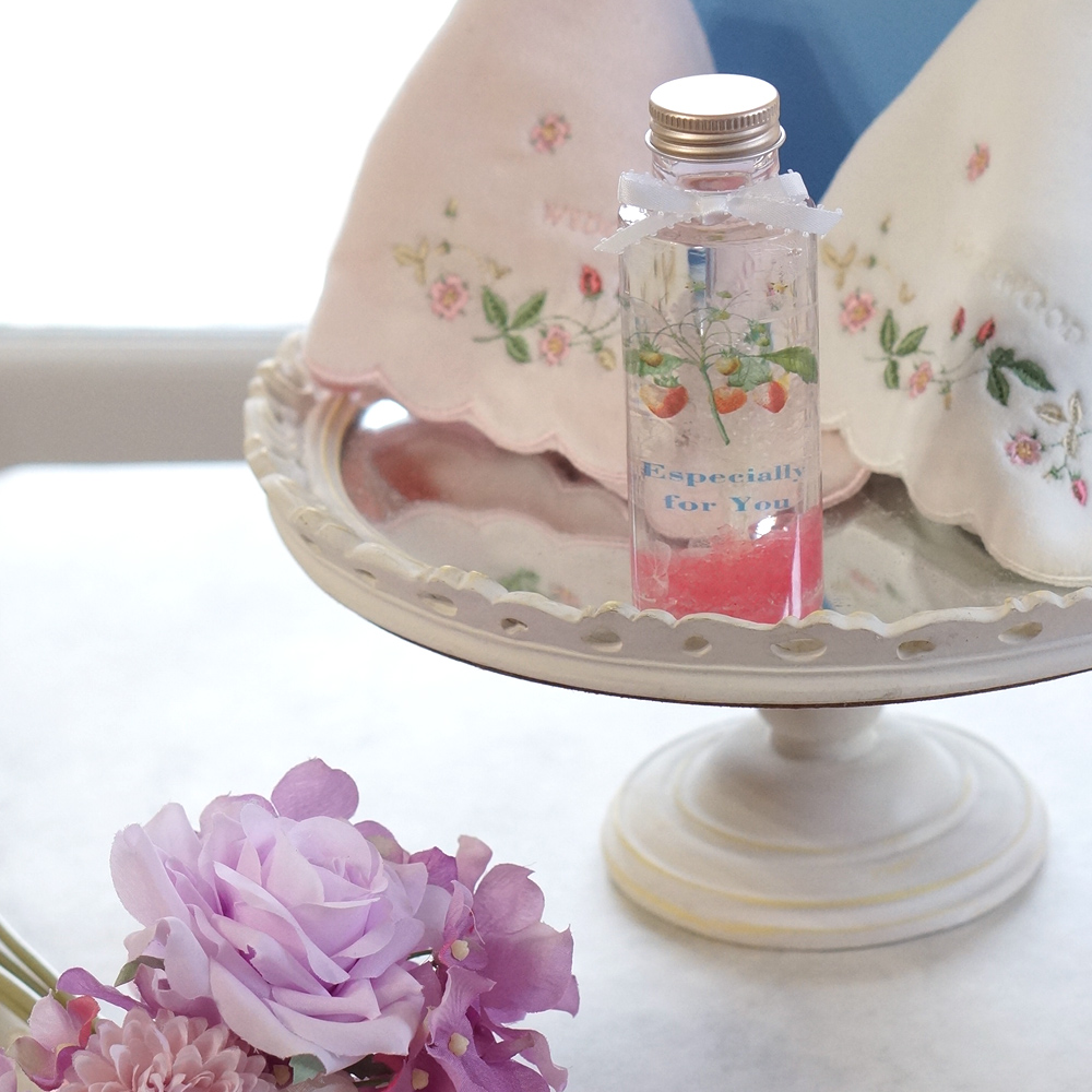 ビクトリア調の愛らしいストロベリー柄