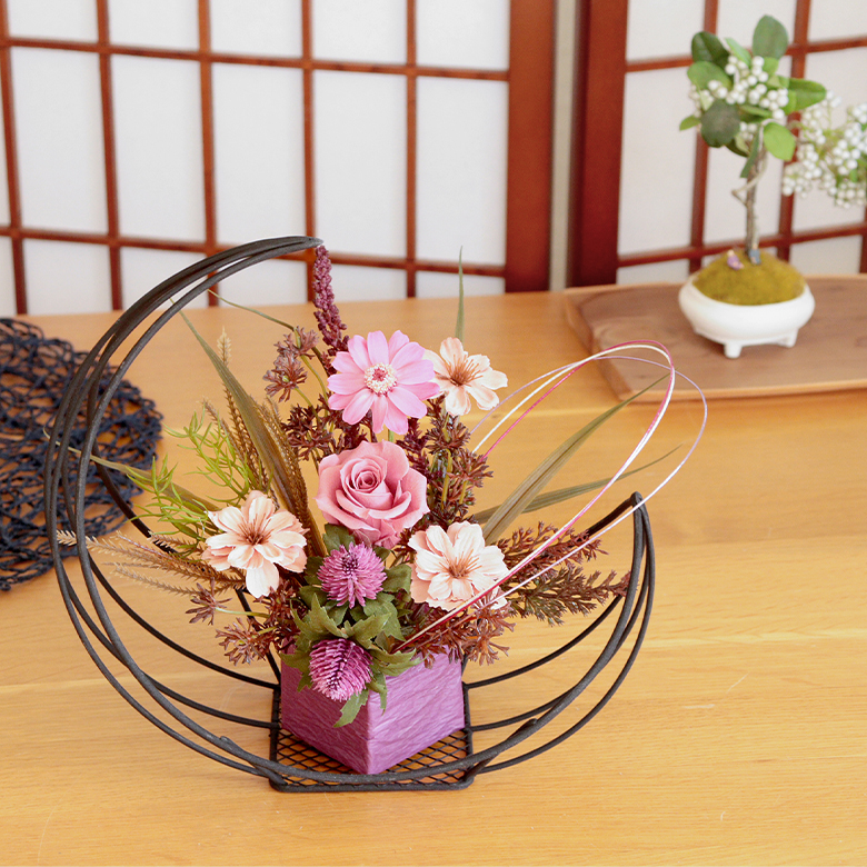 和の空間を素敵に演出してくれる三日月型の花カゴ