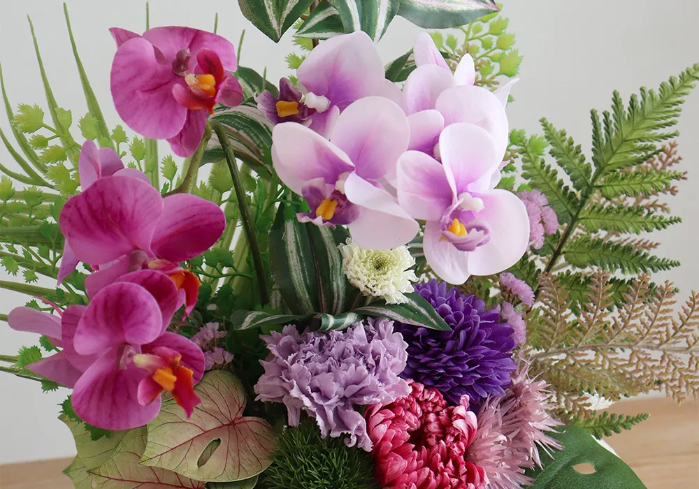 生前とても華やかだった方へのお供え花に