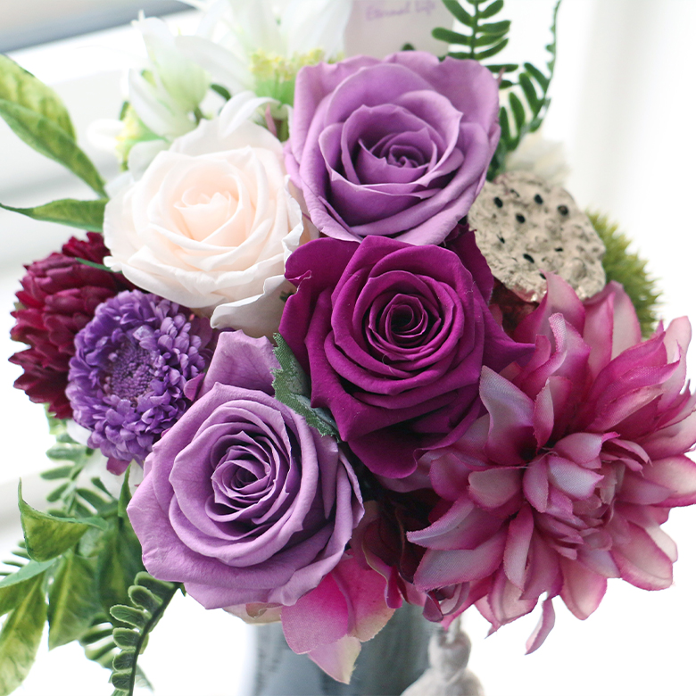 スラリとした花器が上品な印象の仏花アレンジ