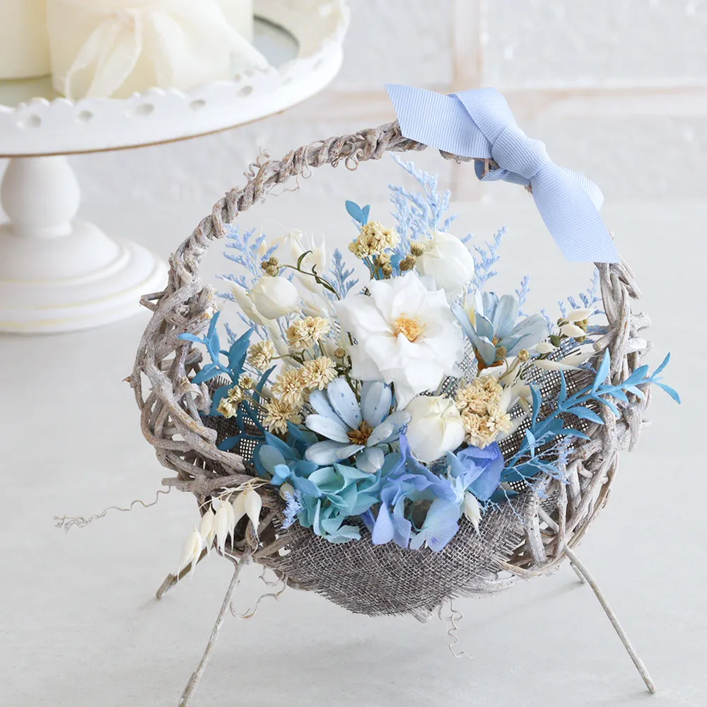 ラムネ色のブルーが清涼感を運んでくれるフラワーギフト