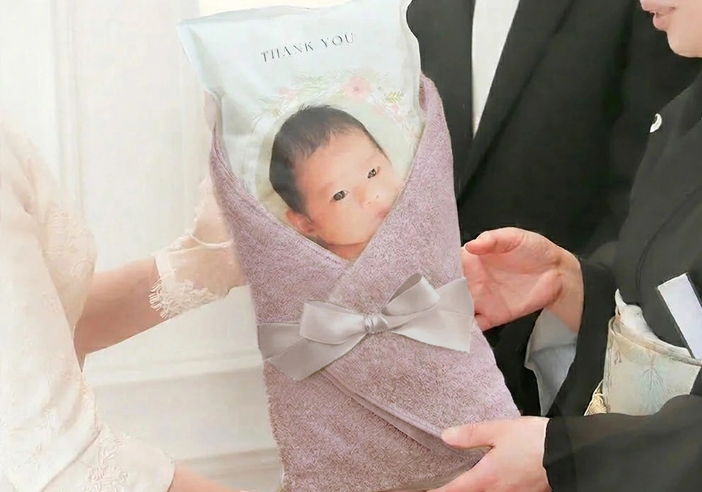 生まれた日の重みを両親の手に