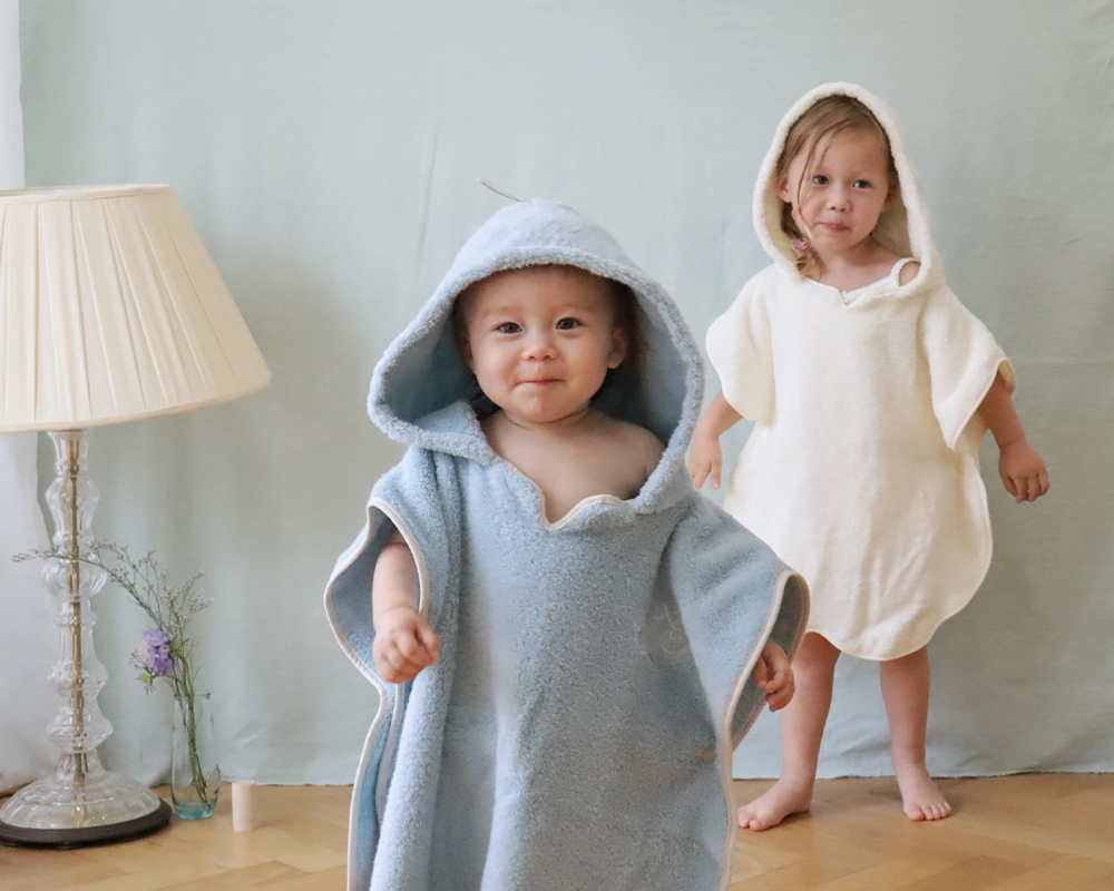赤ちゃんをやさしく包み込むバスポンチョ